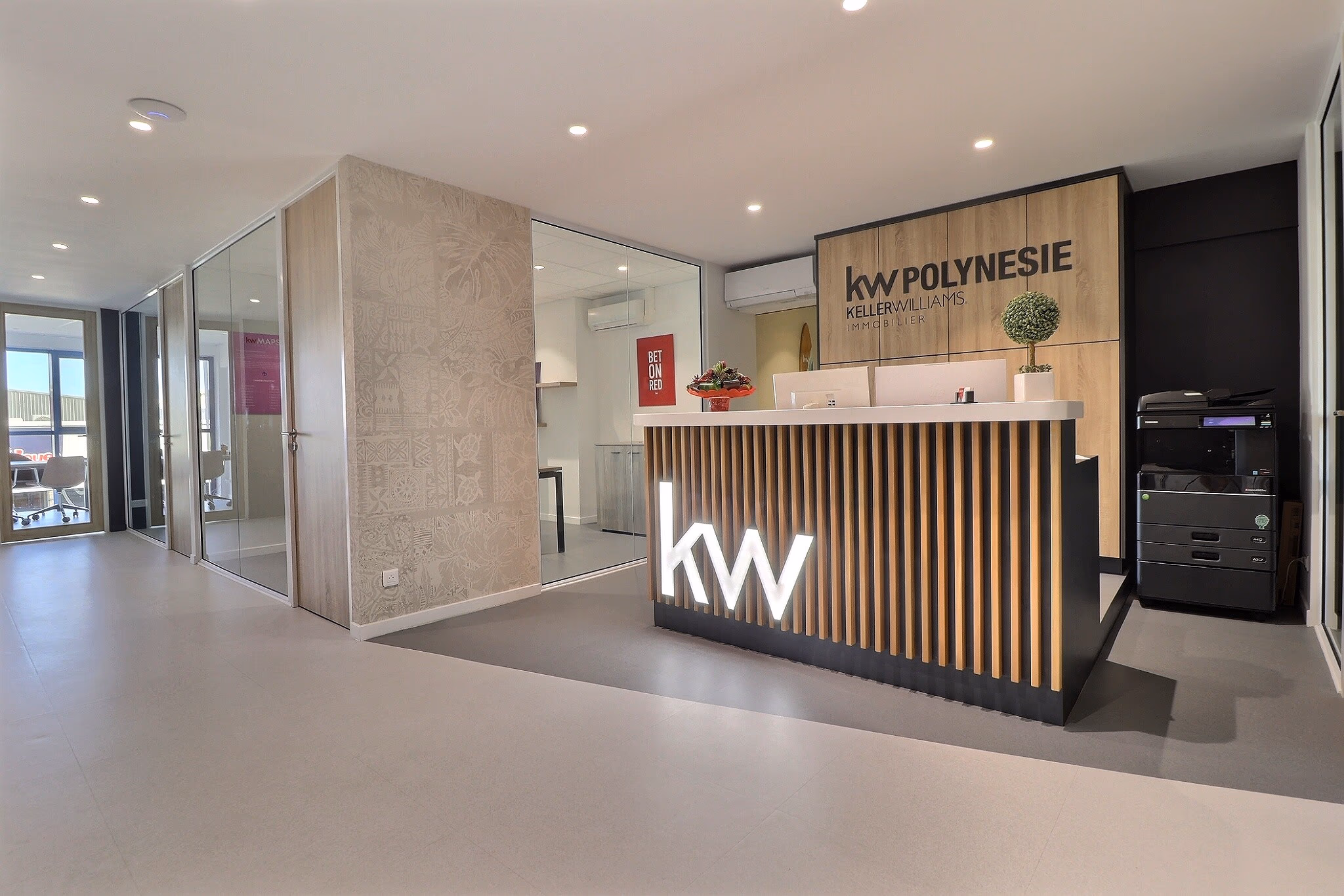 L’accueil du Market Center KW Polynésie à Papeete, avec ses salles de réunion vitrées