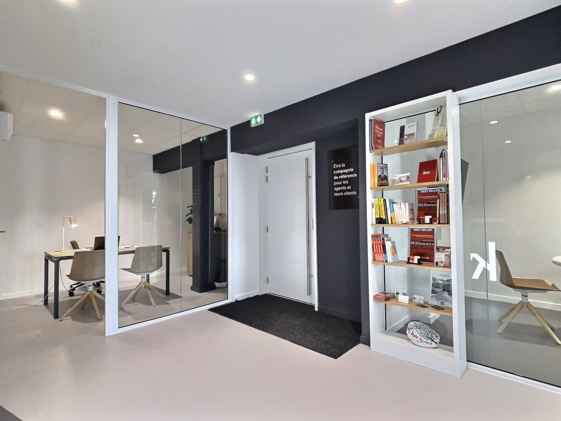 Les bureaux vitrés et la bibliothèque du Market Center KW Polynésie